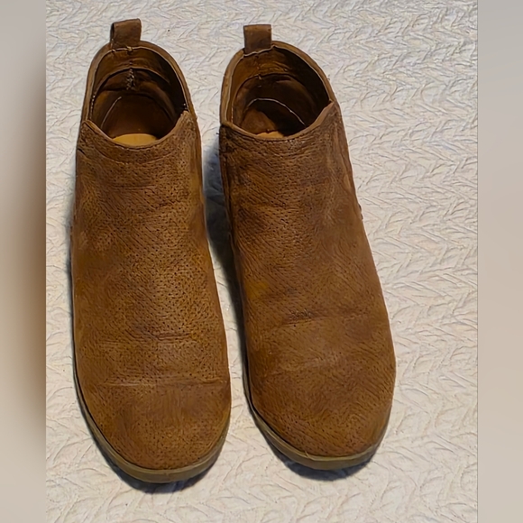 Universal Thread Dylan Cognac Bootie Size8, Microsuede, SlipOn, Laser Cut Detail - Picture 2 of 6